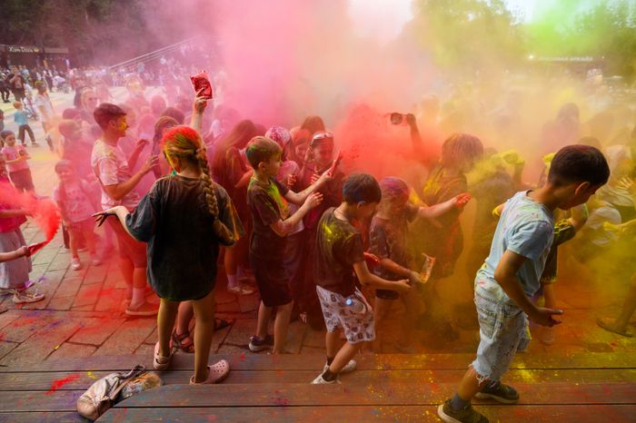 Фестиваль красок Holi Dance в Наташинском парке в Люберцах