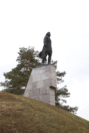 Памятник ночному тарану Талалихина