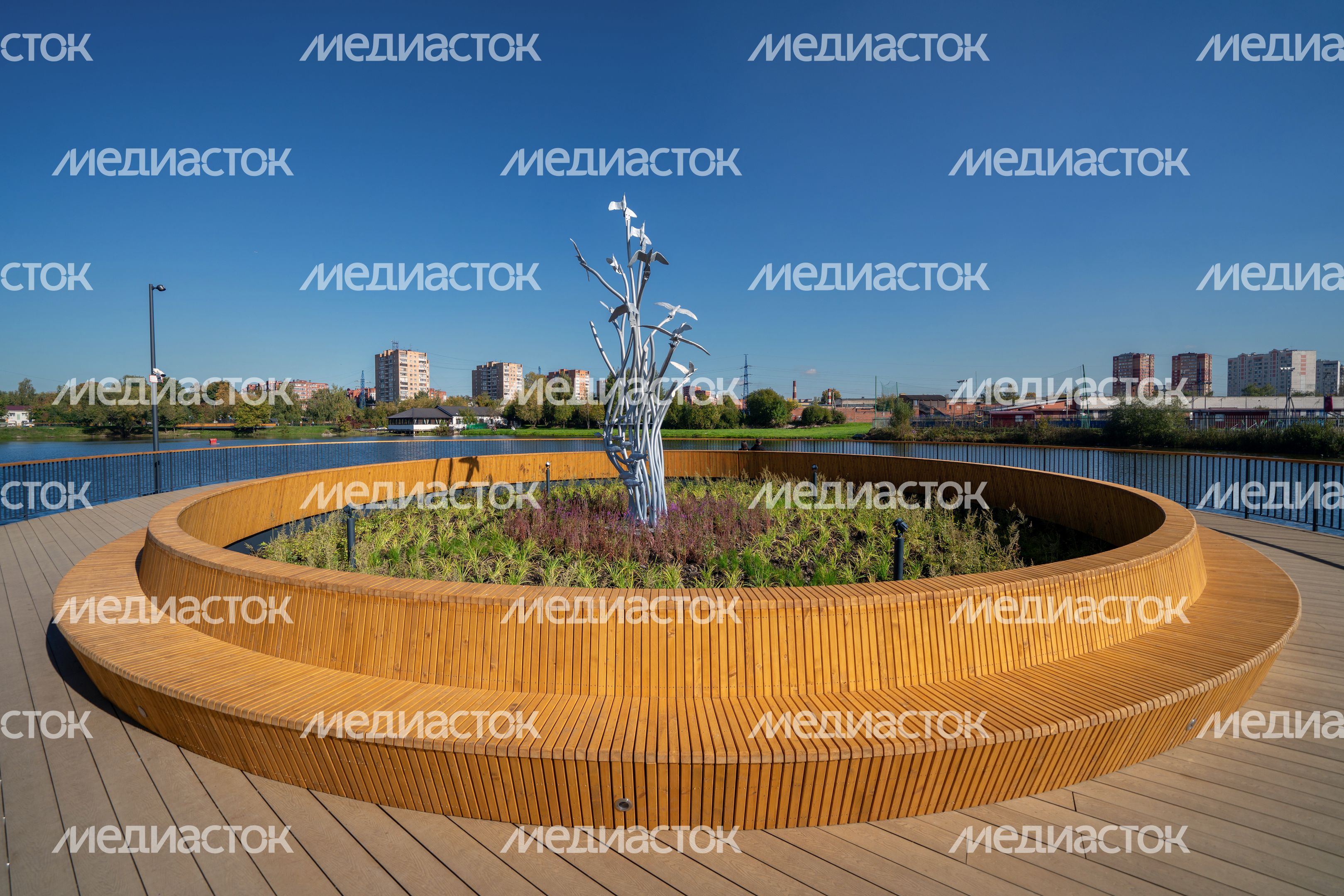 Набережная пруда Москвич в Лобне после благоустройства