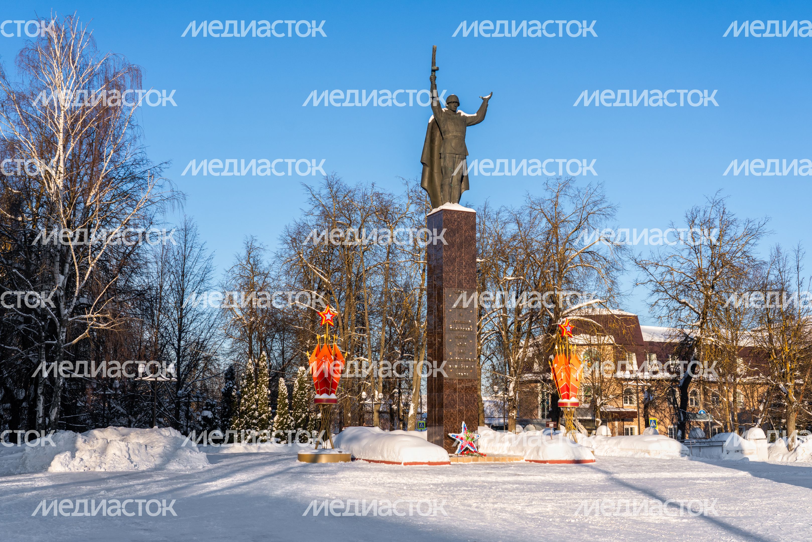 Солдат-освободитель на Октябрьской площади в Можайске