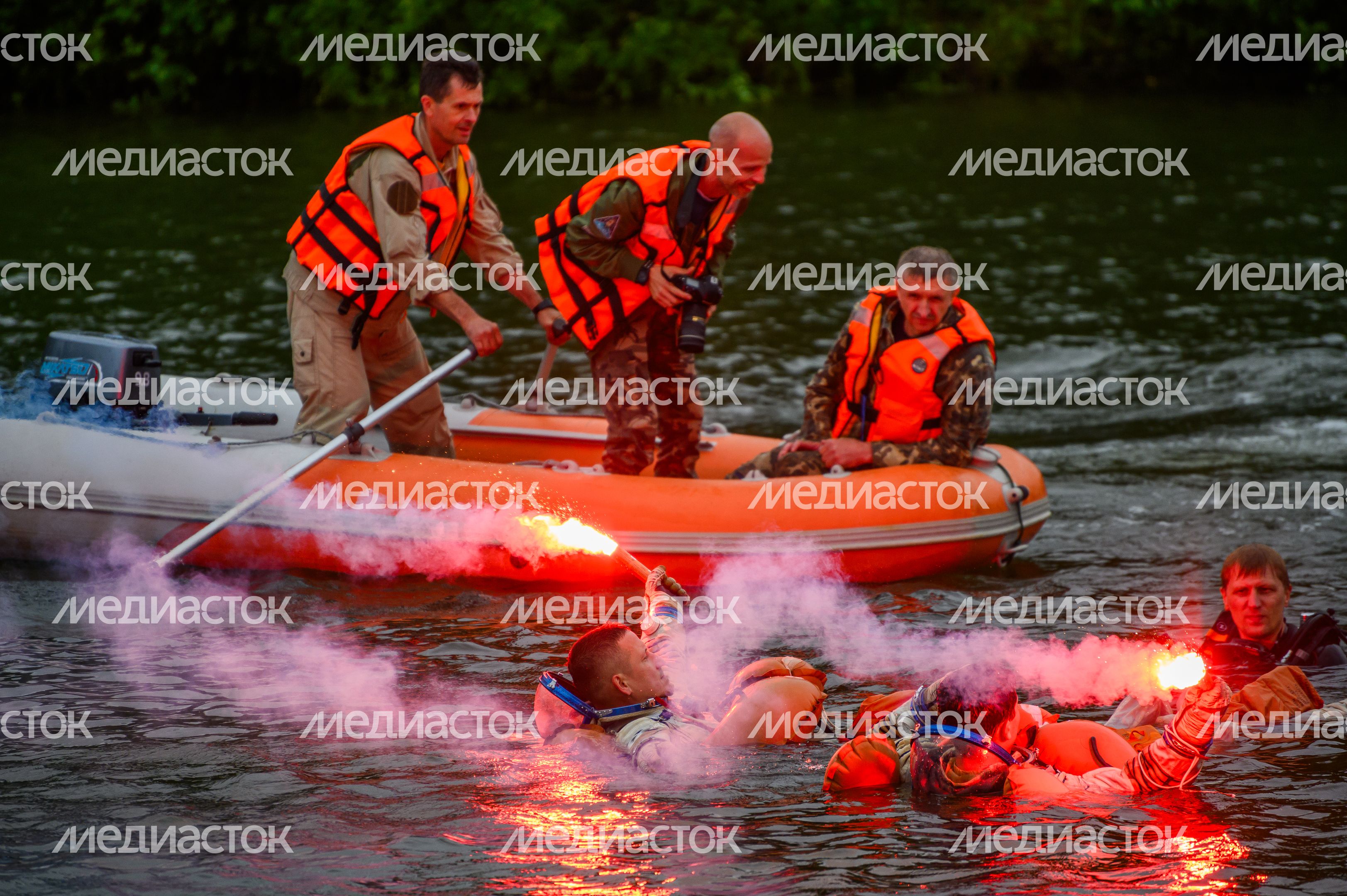 Тренировка космонавтов по действиям после посадки на воду в Ногинске