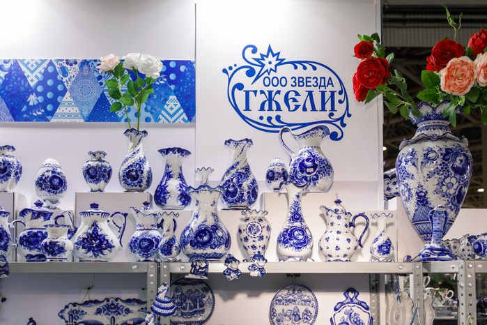 Стенд гжельского промысла на выставке народных художественных промыслов «Ладья. Зимняя сказка 2024»