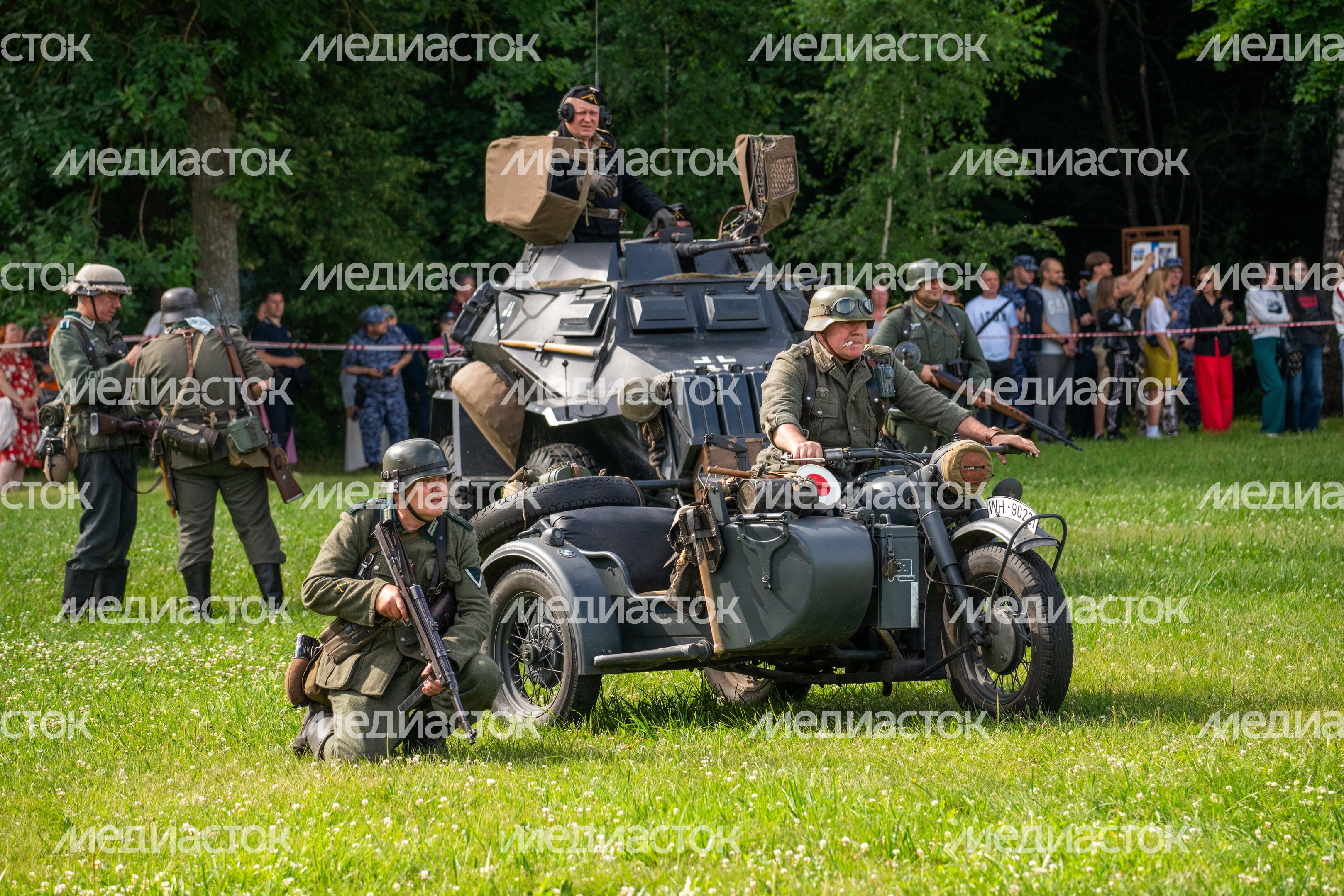 Реконструкция боя на военно-историческом фестивале «Ополчение. По зову сердца» в музее-заповеднике «Горки Ленинские» Реконструкция боя на военно-историческом фестивале «Ополчение. По зову сердца» в музее-заповеднике «Горки Ленинские»