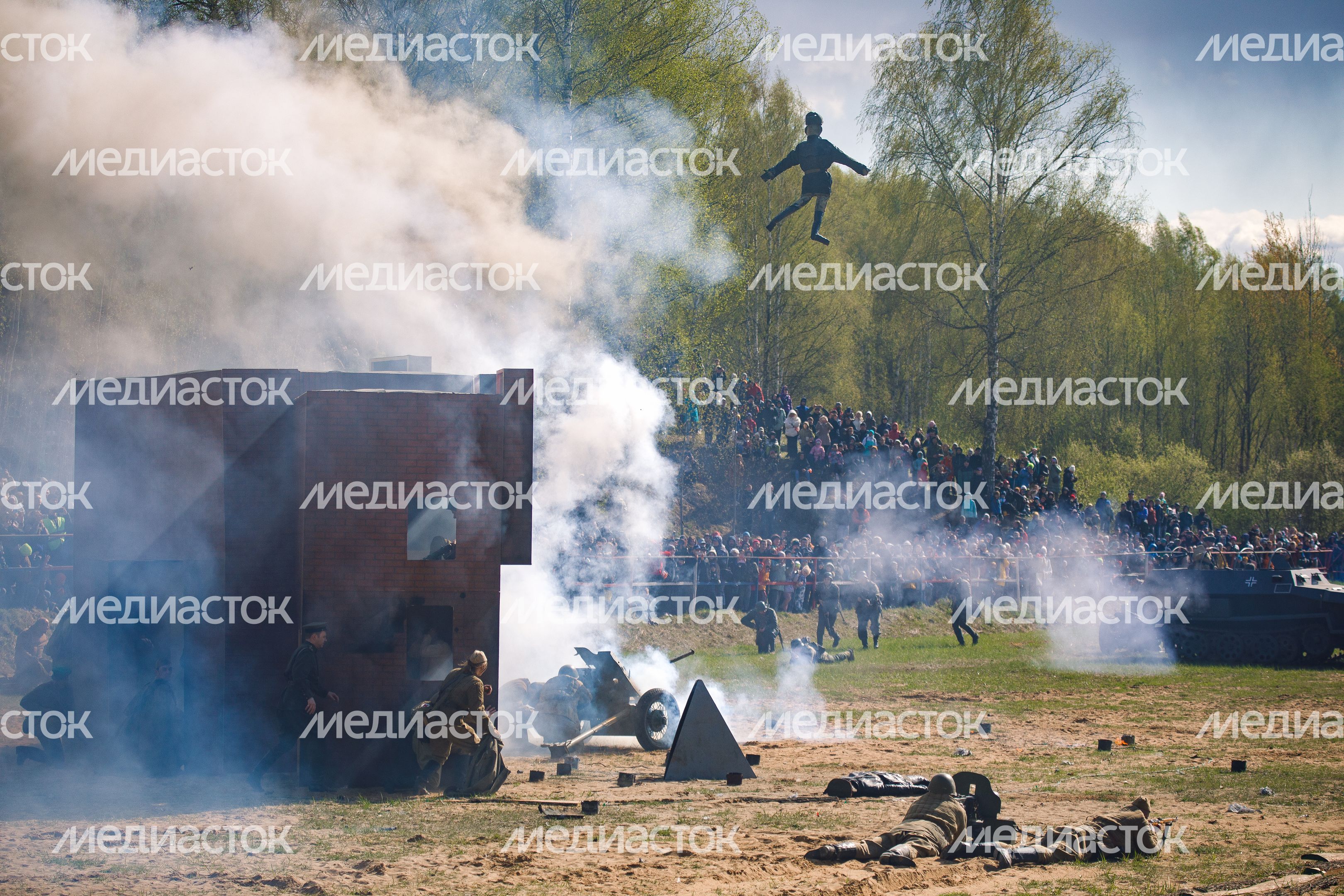 Военно-историческая реконструкция "Успех в единстве поколений" в Химках Военно-историческая реконструкция "Успех в единстве поколений" в Химках