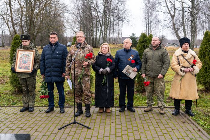 Возложение цветов к могиле Неизвестного солдата на Бородинском поле