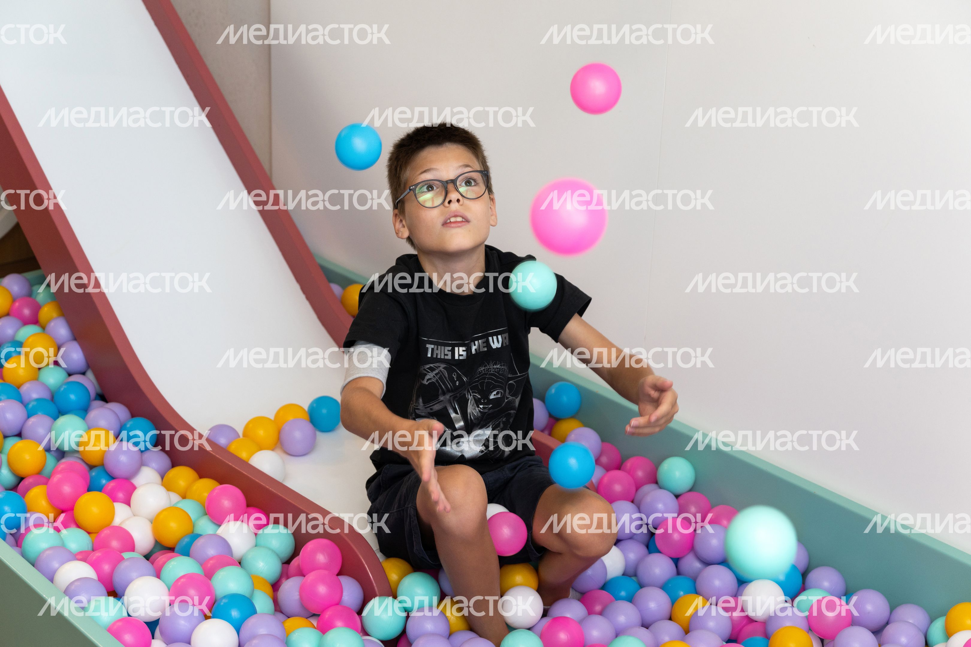 Ребенок играет в детской игровой комнате Детского клинического центра им. Л.М. Рошаля Ребенок играет в детской игровой комнате Детского клинического центра им. Л.М. Рошаля