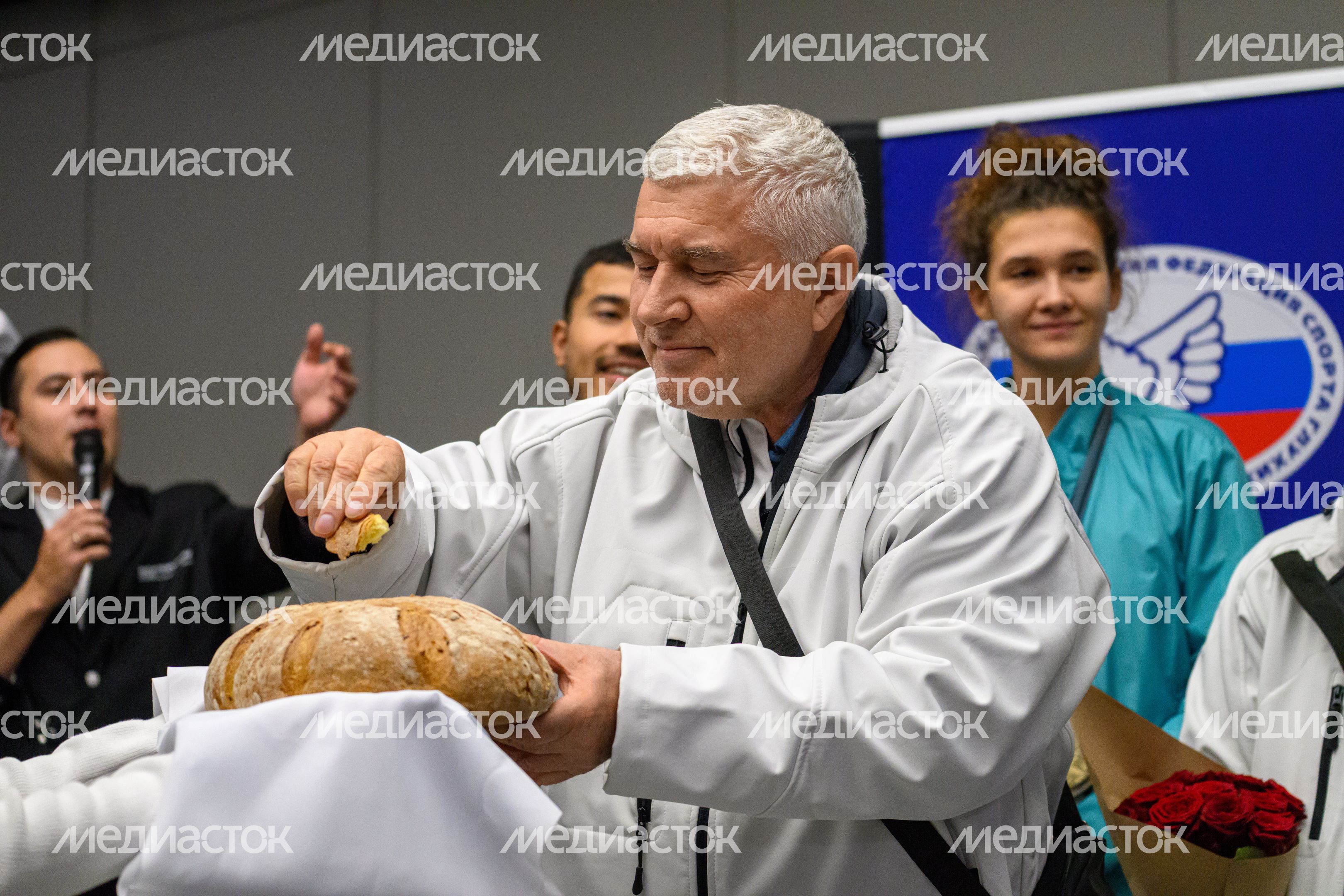 Хлебом-солью встречали российскую делегацию в Шереметьево, вернувшуюся с XXV Летних Сурдлимпийских игр в Токио Хлебом-солью встречали российскую делегацию в Шереметьево, вернувшуюся с XXV Летних Сурдлимпийских игр в Токио