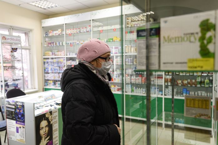 Люди в масках в период эпидемии коронавируса