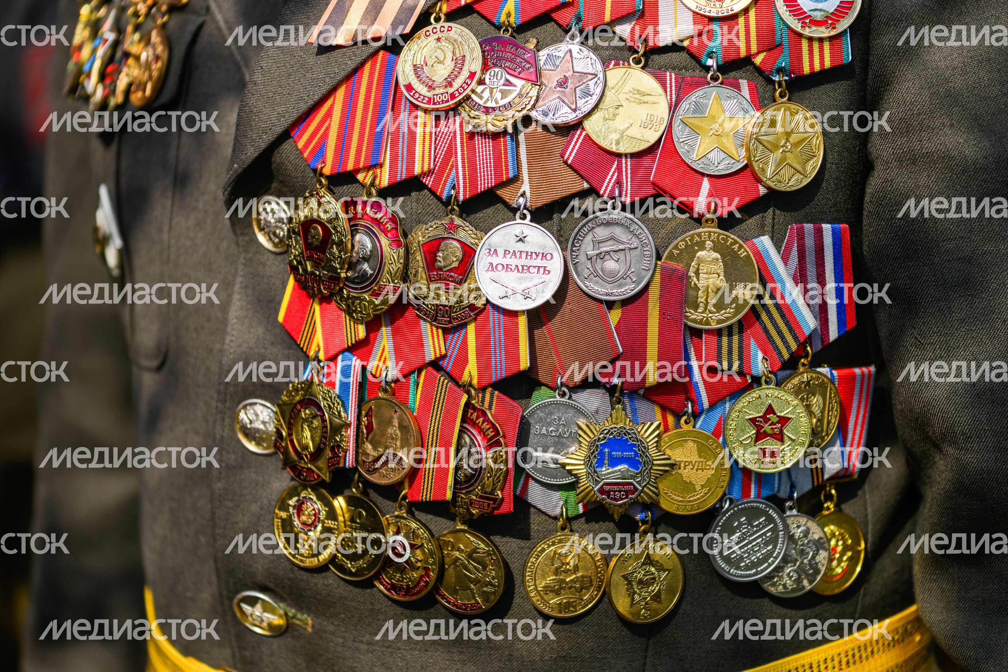 Боевые медали на пиджаке ветерана в День Победы Боевые медали на пиджаке ветерана в День Победы