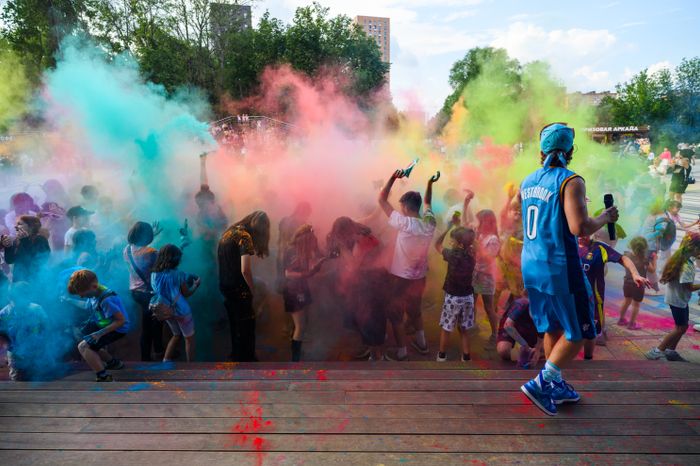 Фестиваль красок Holi Dance в Наташинском парке в Люберцах