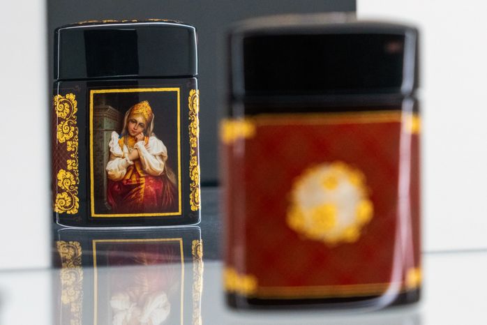 Федоскинская лаковая миниатюра живописи на выставке «Федоскино: где живет душа» в музее «Новый Иерусалим» города Истра