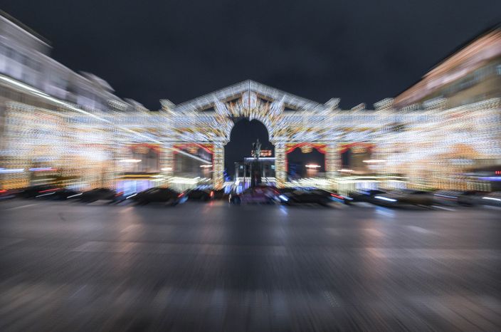 Включение подсветки новогодней арки в стиле театра «Эрмитаж» в Москве