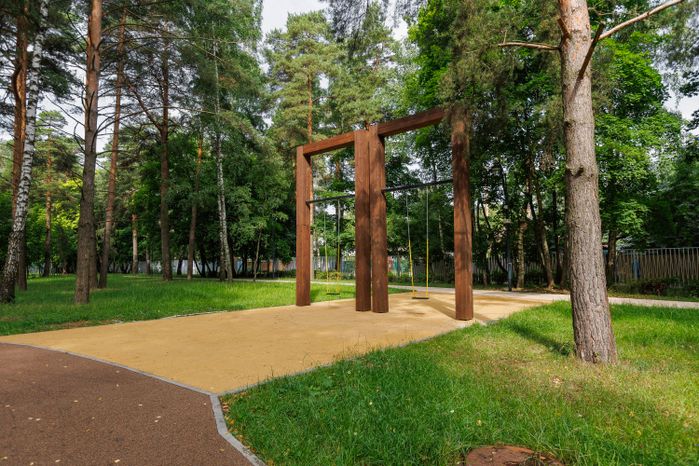 Качели в Летнем парке поселка Малаховка округа Люберцы после благоустройства