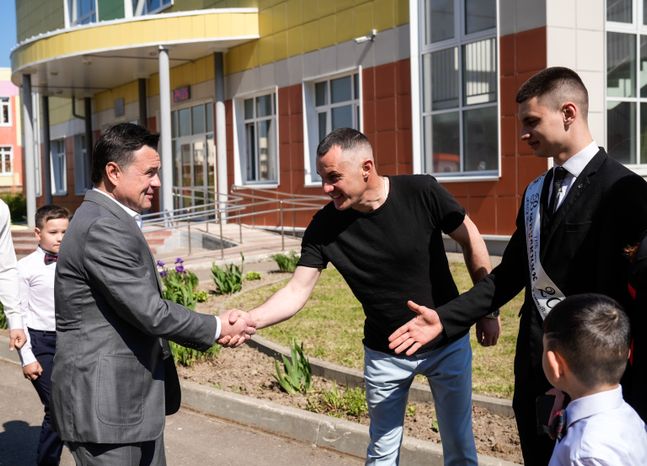 Андрей Воробьев поздравил школьников наро-фоминской СОШ №4 с последним звонком