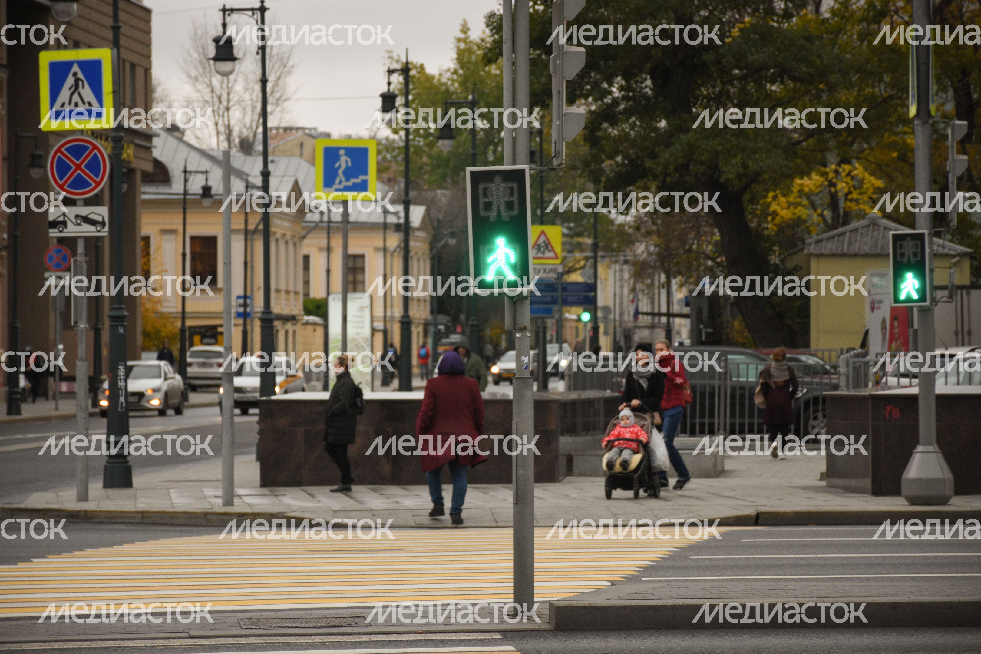 Повседневная жизнь города в Москве осенью