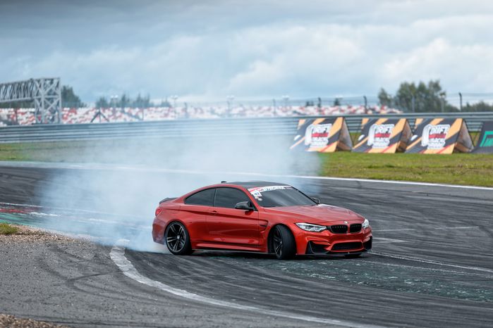 Дрифт-гонка автомобилей по автодрому Moscow Raceway на фестивале «Дрифт Экспо» в Волоколамске
