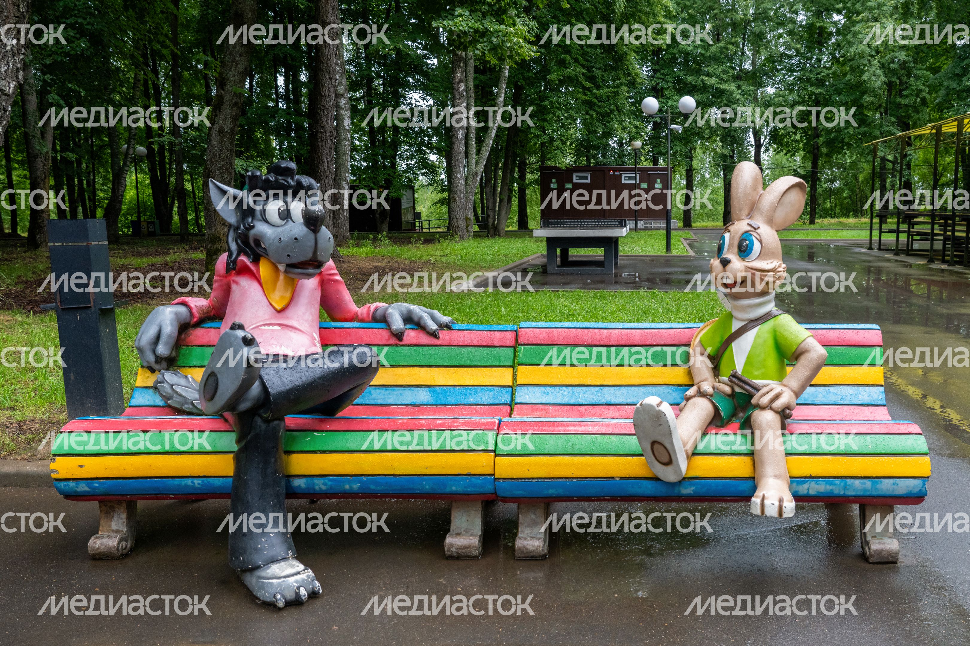 Сказочные фигуры героев мультфильмов в городском парке культуры и отдыха «Центральный» Волоколамска
