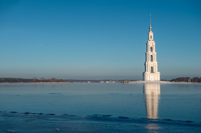 Зимние виды Колокольни Николаевского собора в Калязине