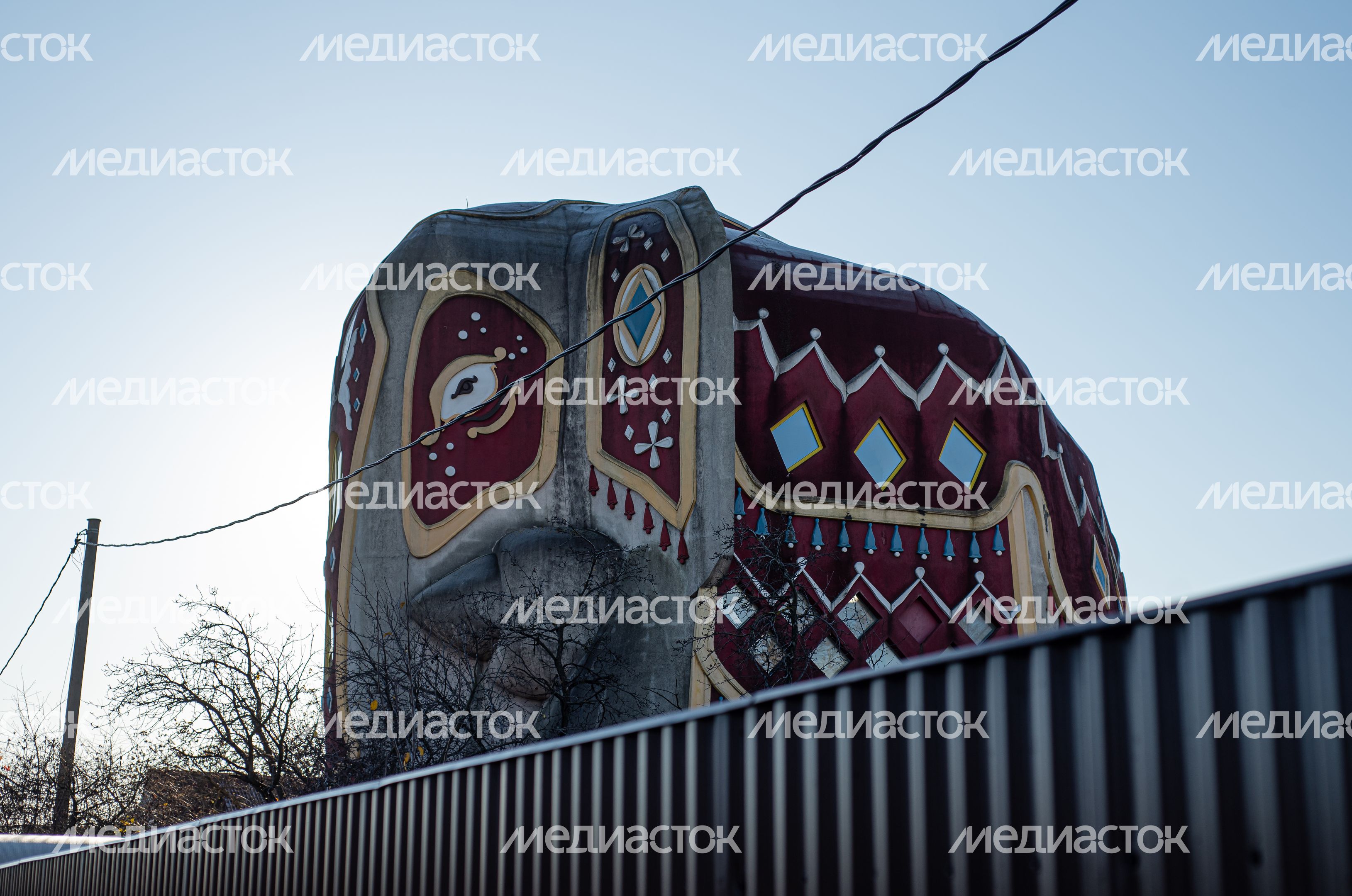 Дом-слон в Подмосковье осенью Дом-слон в Подмосковье осенью