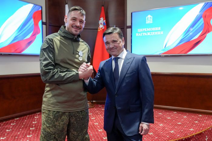 Андрей Воробьев вручил государственные награды добровольцам БАРСа
