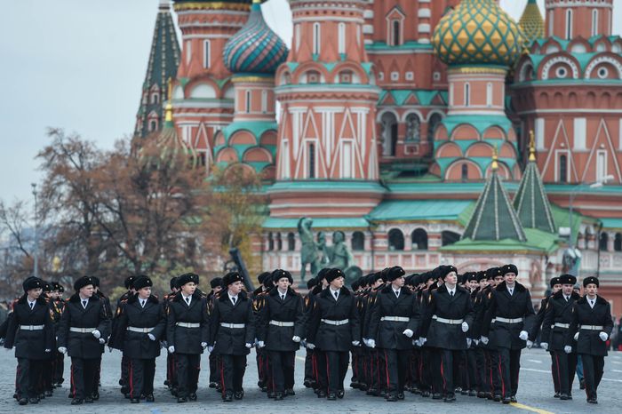 Торжественный марш в честь парада 1941 года на Красной площади в Москве