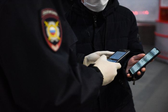 Проверка электронных пропусков в московском метро