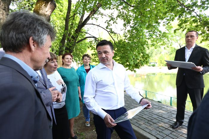 Проверка губернатором Подмосковья хода благоустройства парка усадьбы Крафта в Королеве