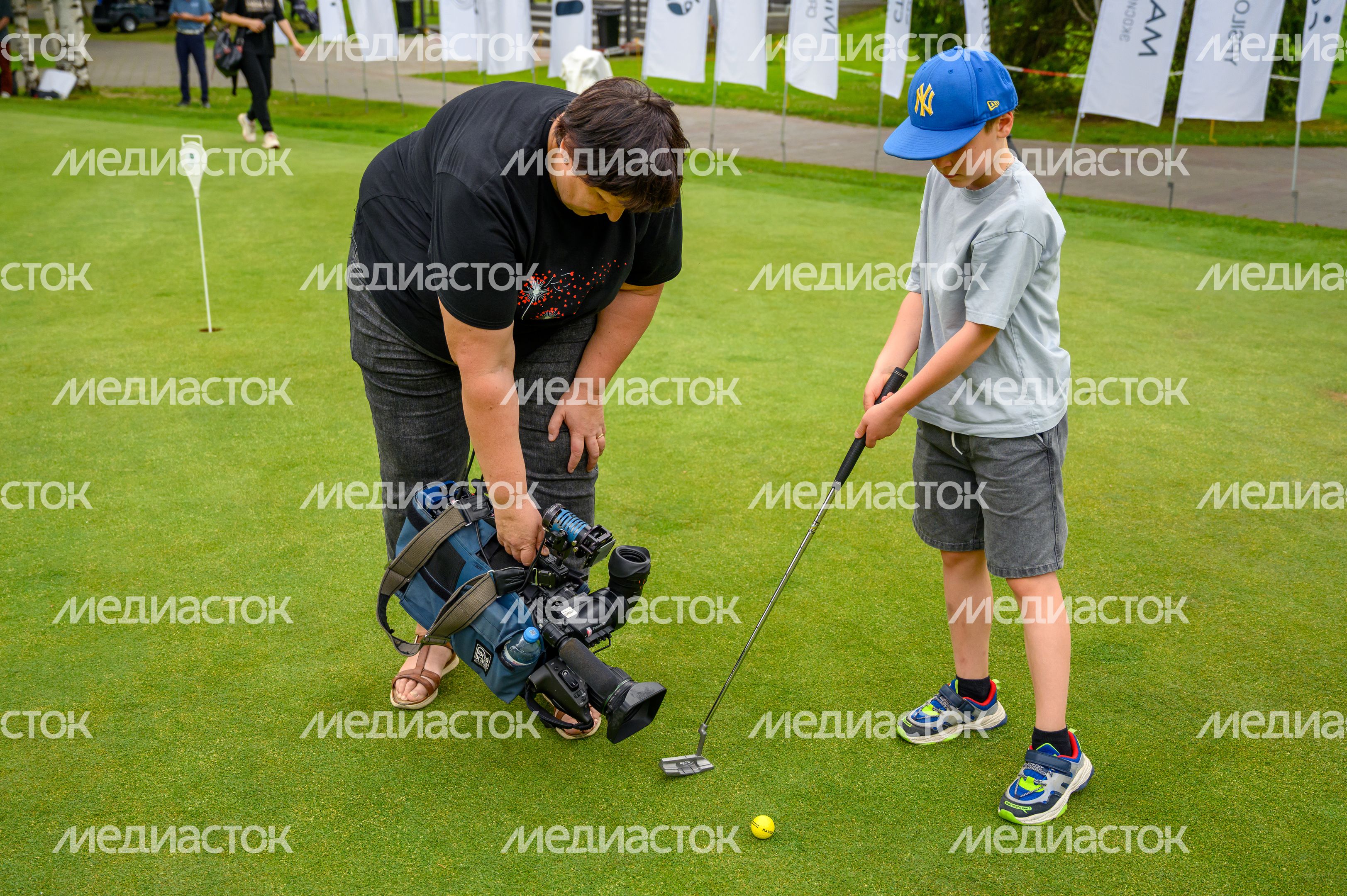 Дети играют в гольф в клубе Moscow Country Club в Красногорске Дети играют в гольф в клубе Moscow Country Club в Красногорске