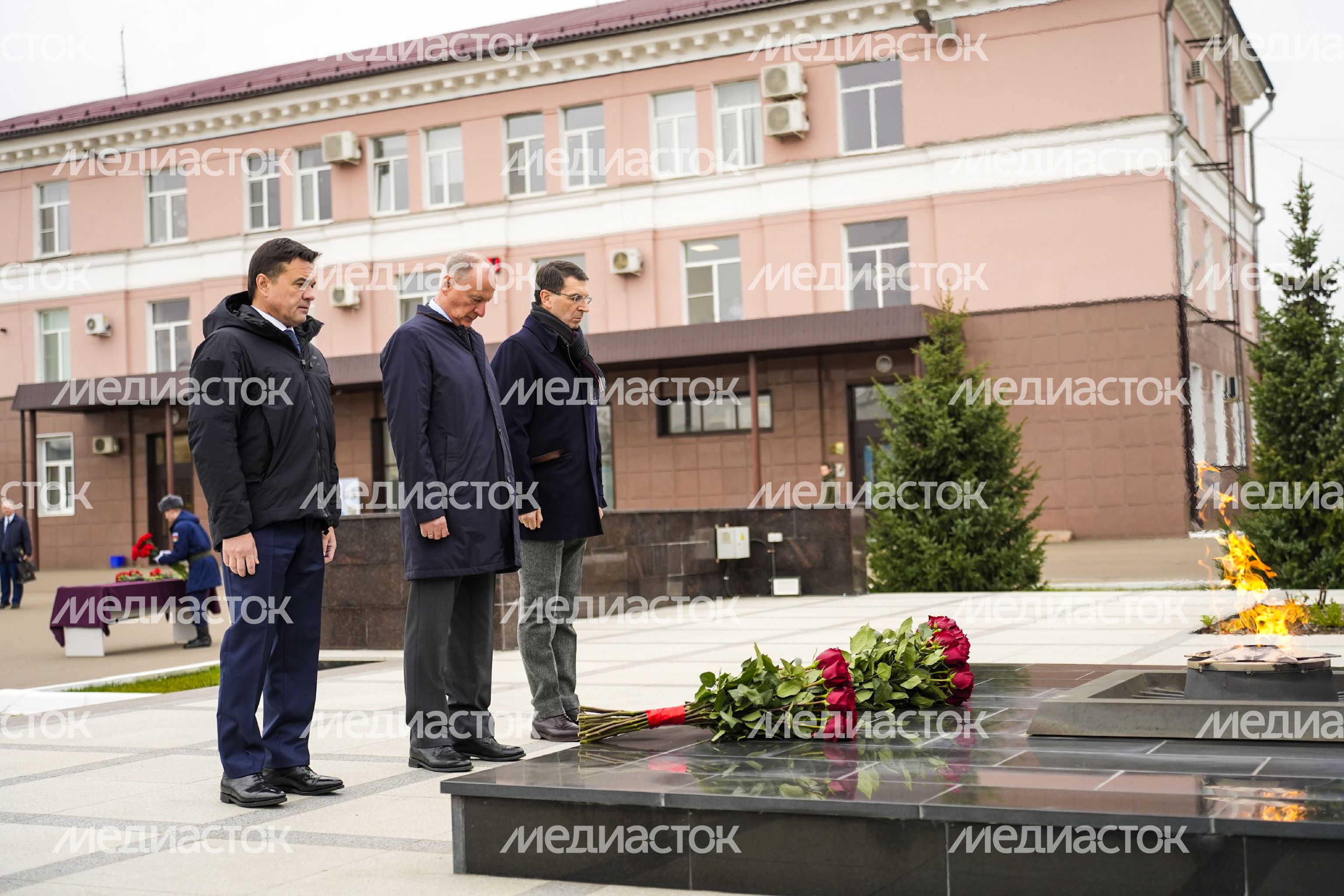 Андрей Воробьев, Николай Патрушев и Игорь Щёголев возложили цветы к Вечному огню в Коломне Андрей Воробьев, Николай Патрушев и Игорь Щёголев возложили цветы к Вечному огню в Коломне