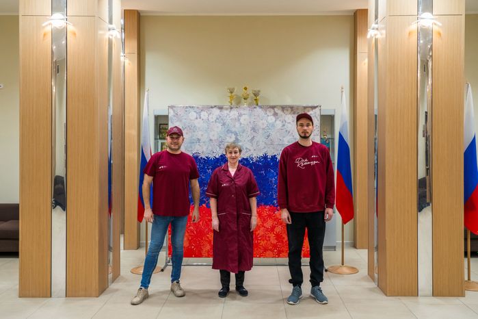 Униформа сотрудников Центра культуры и творчества «Родники» в Волоколамске оформлена в цветах проекта «Умный ДК»