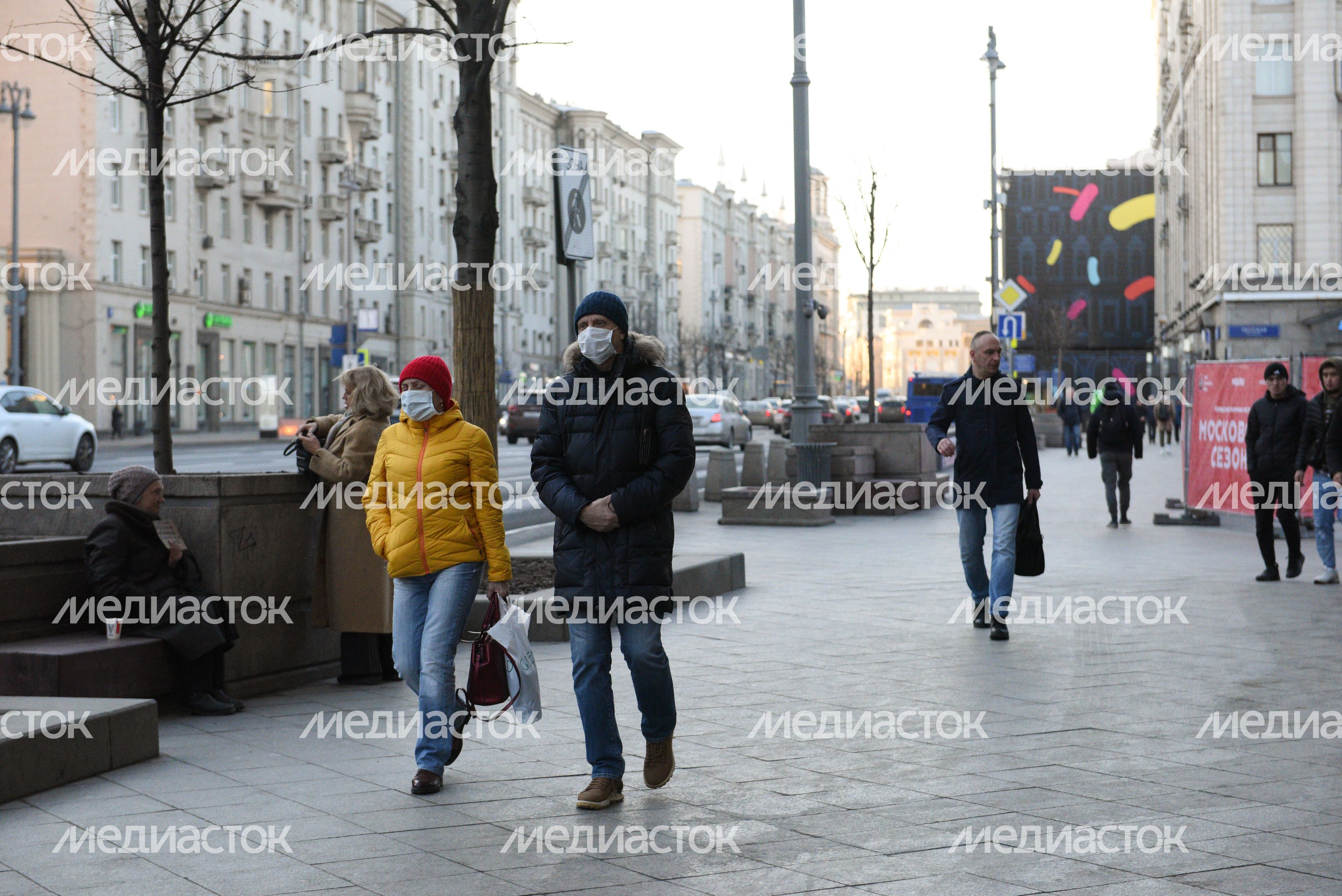 Люди в масках в период эпидемии коронавируса