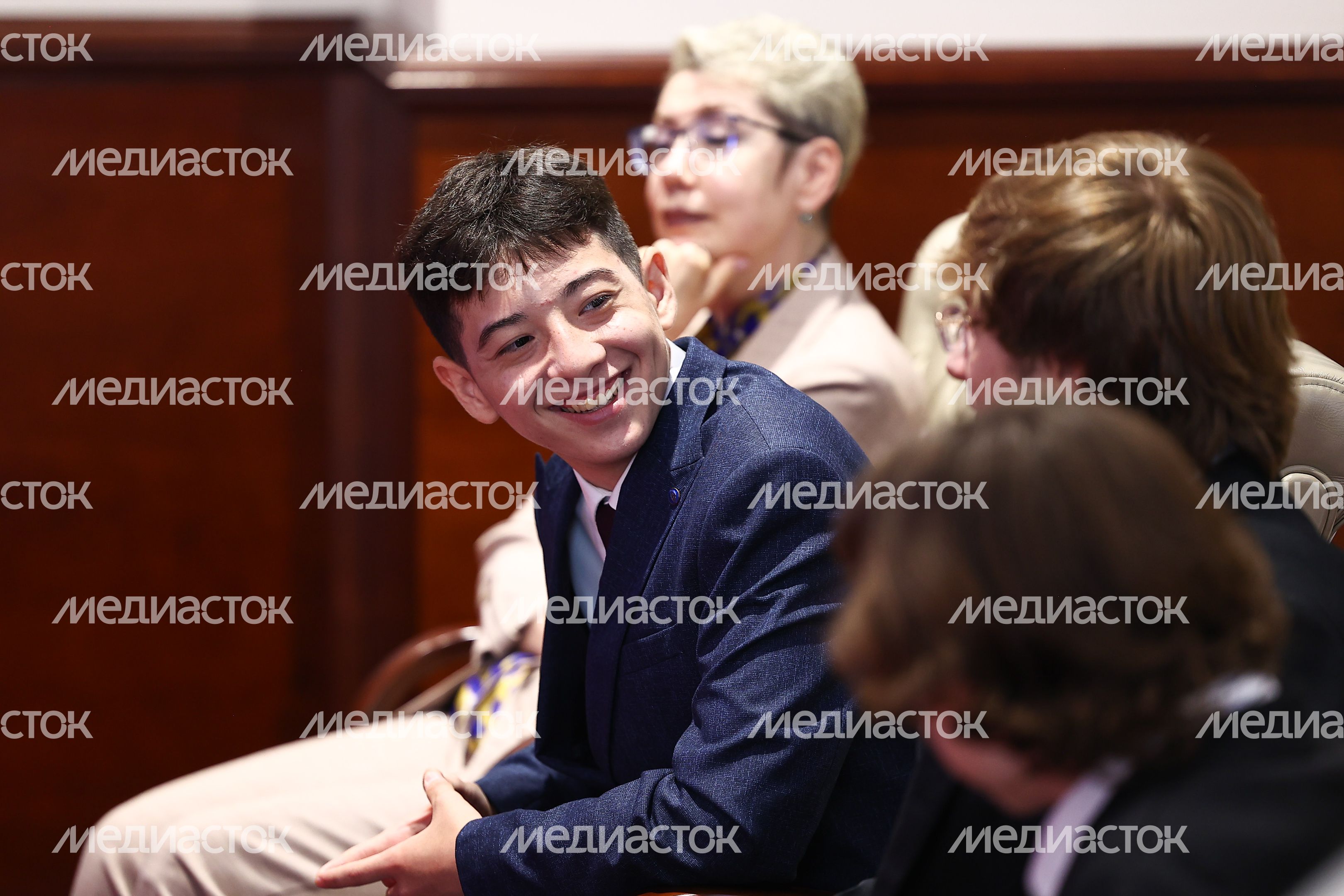 Андрей Воробьев наградил подростков, спасших людей в «Крокусе», а также работников образования и культуры