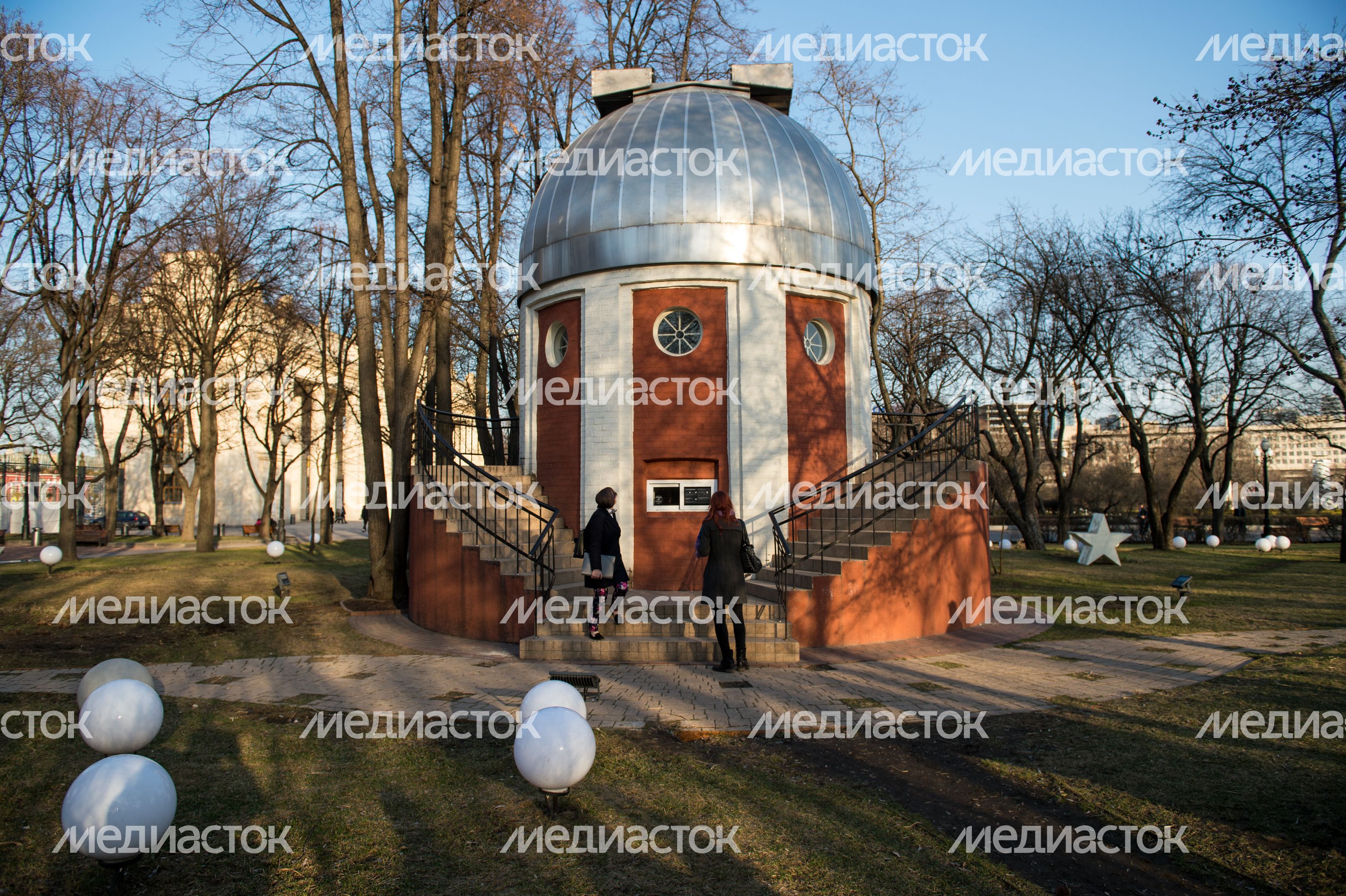 Народная обсерватория в парке Горького в Москве