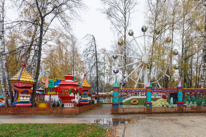 Аттракционы в Центральном парке культуры и отдыха города Пушкино осенью