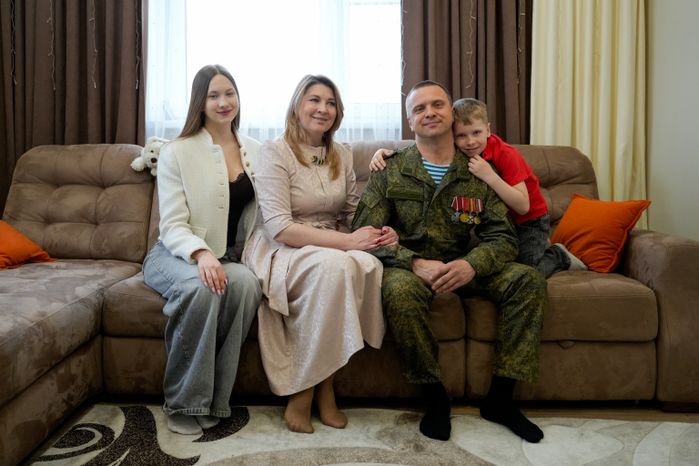 Губернатор навестил героя СВО и его семью в Электрогорске