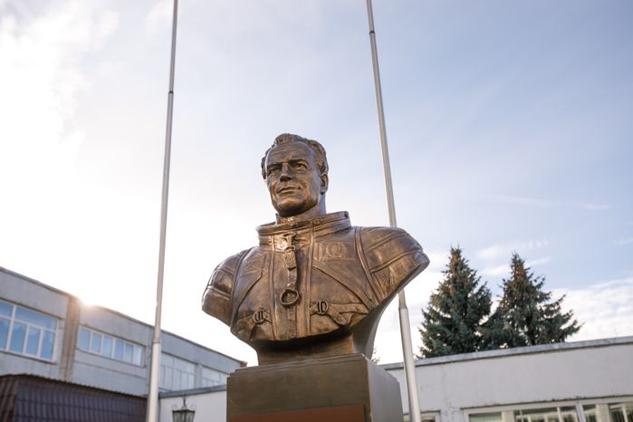 Краснознаменск. Бюст космонавта Германа Титова во дворе лицея № 1