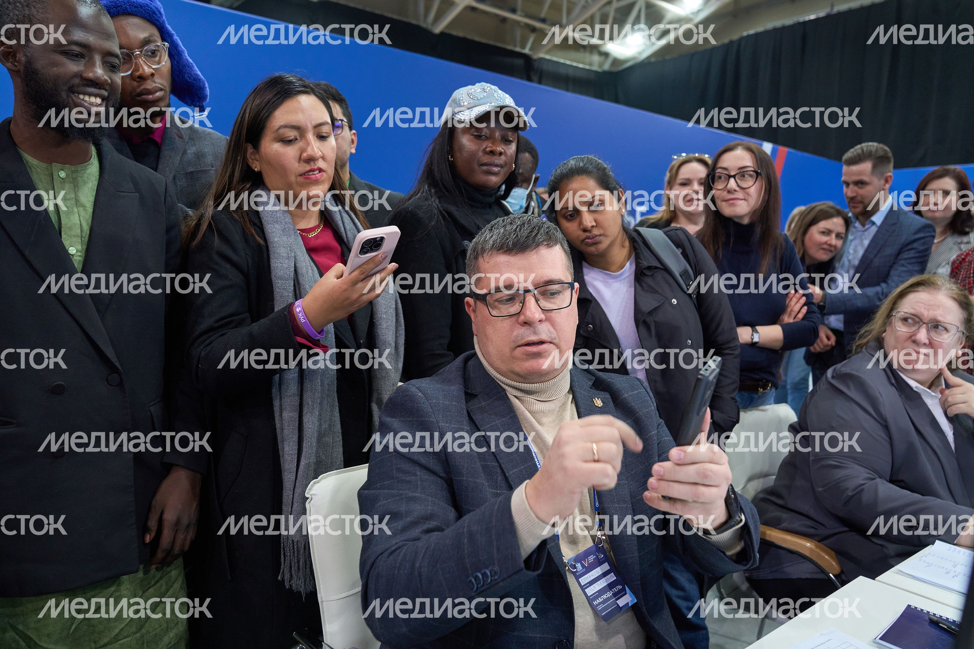 Иностранной молодёжи показали, как проходят выборы президента в Подмосковье