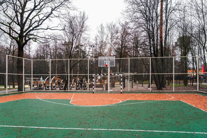Спортивная площадка в Красногорском городском парке после реконструкции зимой