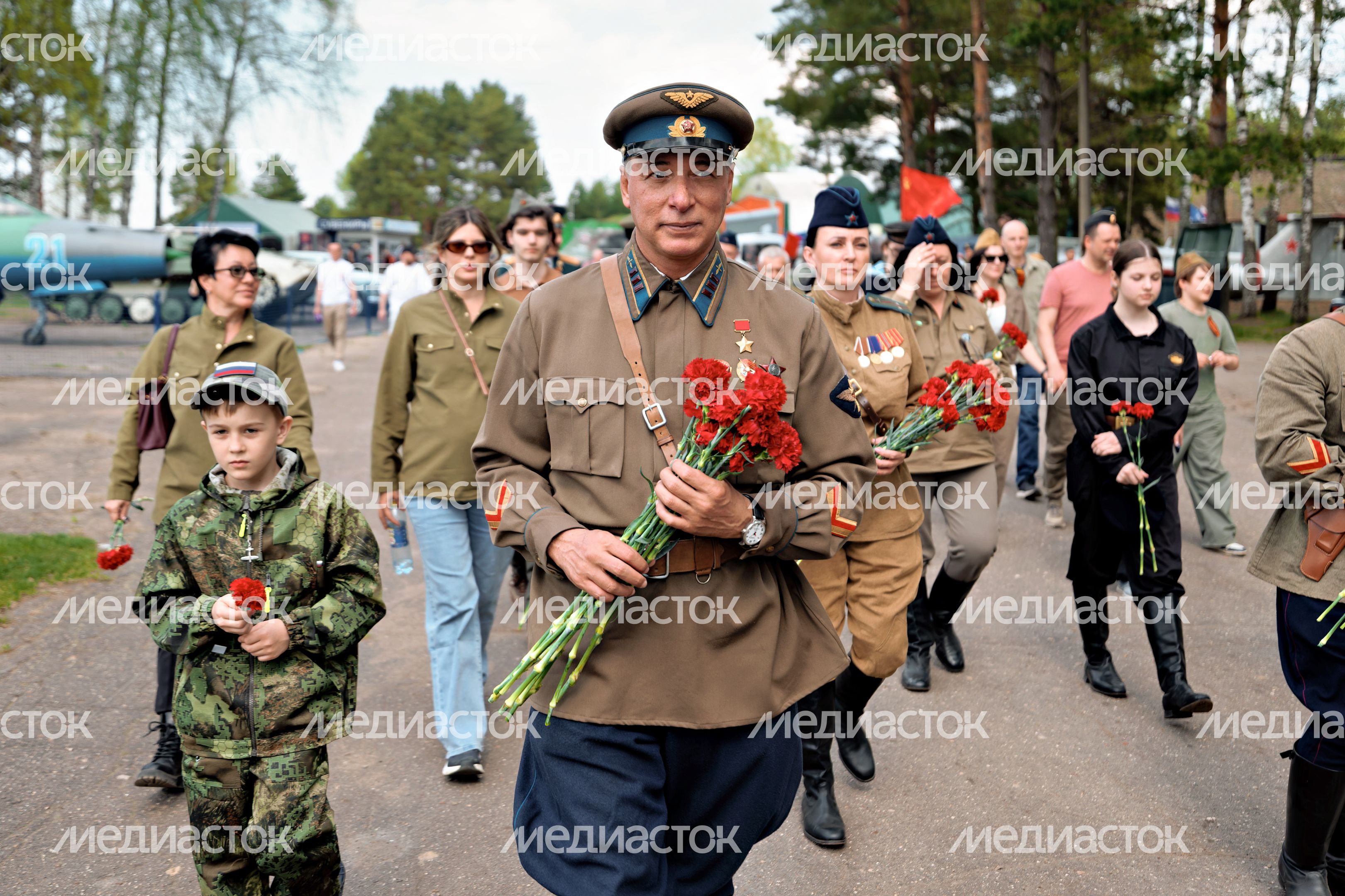 Патриотическое воспитание: возложение цветов к памятнику летчикам в аэроклубе ВВС Одинцовского округа ко Дню Победы Патриотическое воспитание: возложение цветов к памятнику летчикам в аэроклубе ВВС Одинцовского округа ко Дню Победы