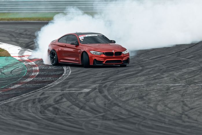 Дрифт-гонка автомобилей по автодрому Moscow Raceway на фестивале «Дрифт Экспо» в Волоколамске