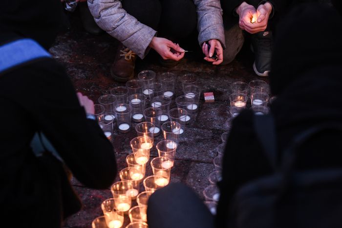 Акция в память о погибших в Кемерове на Пушкинской площади в Москве