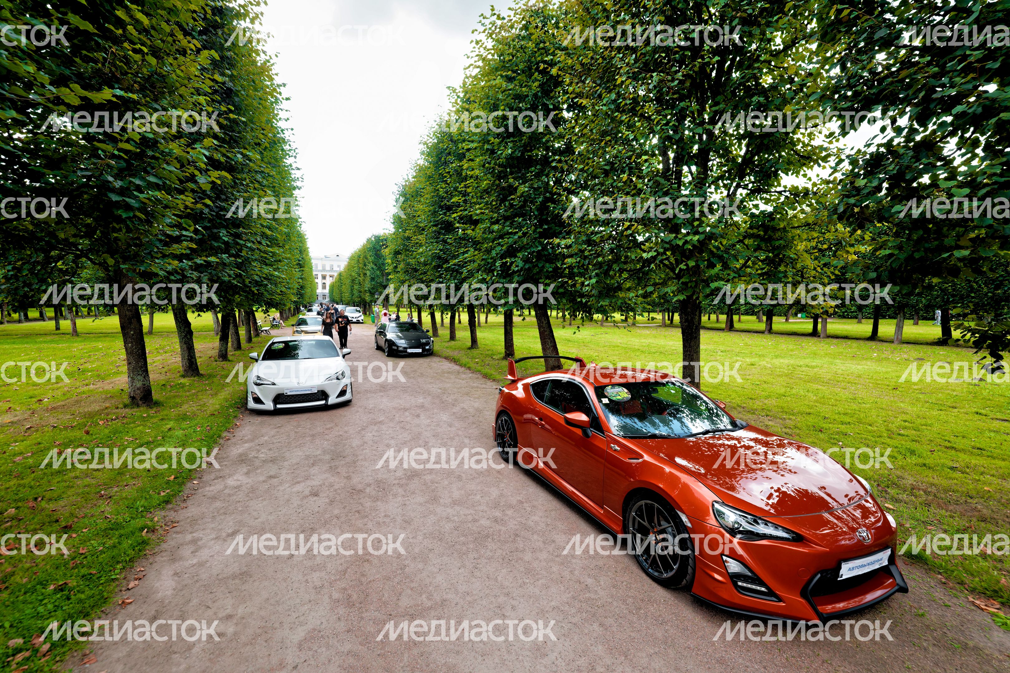 Ретроавтомобили и суперкары на автофестивале «Автовыходные в Архангельском» в округе Красногорск