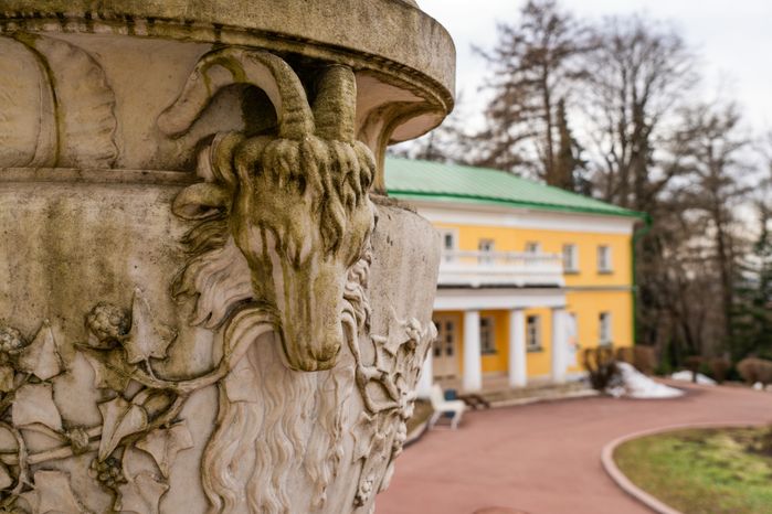 Главный дом усадьбы Горки Ленинские весной