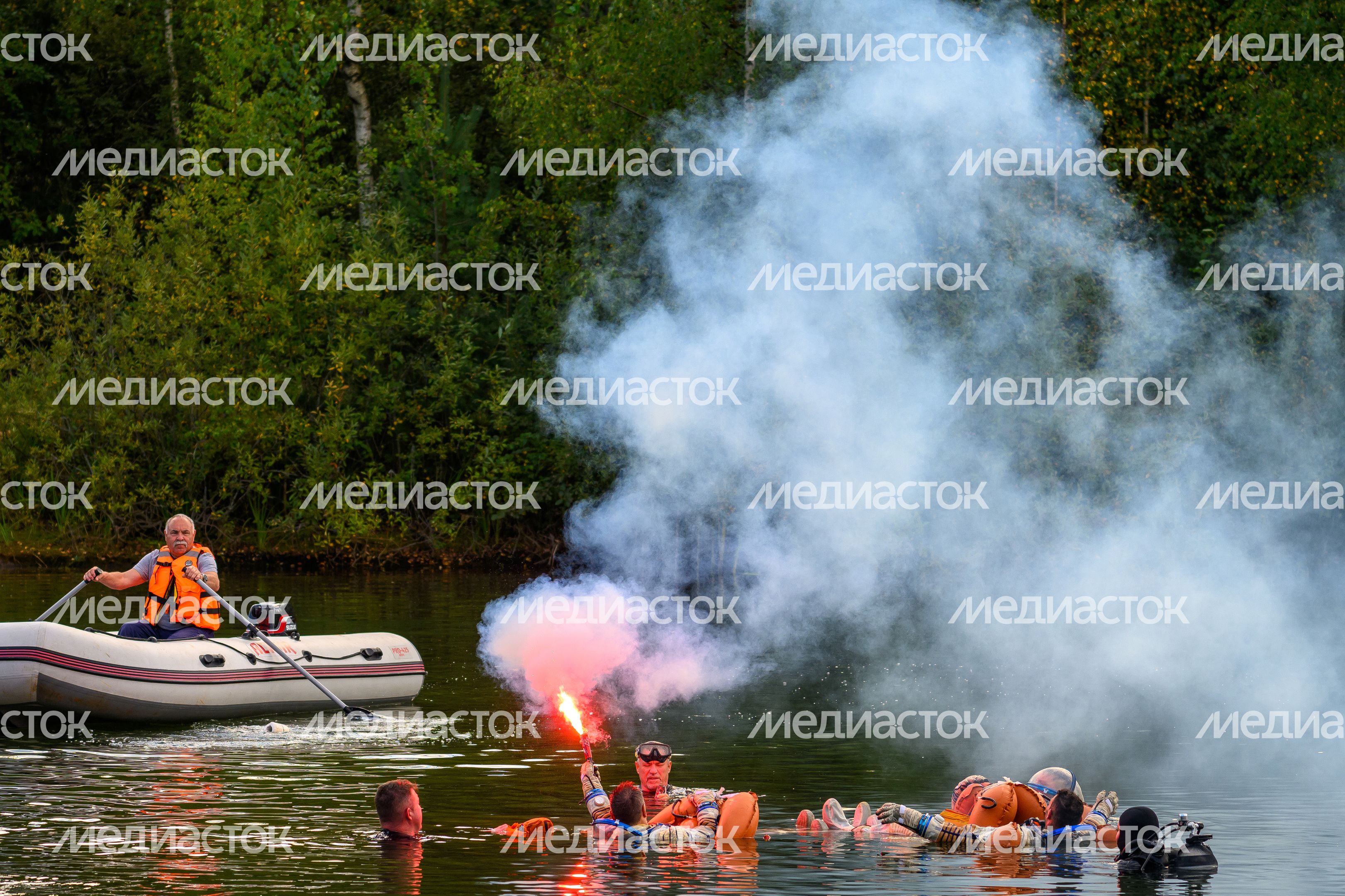 Тренировка космонавтов по действиям после посадки на водную поверхность в Ногинском спасательном центре МЧС России Тренировка космонавтов по действиям после посадки на водную поверхность в Ногинском спасательном центре МЧС России