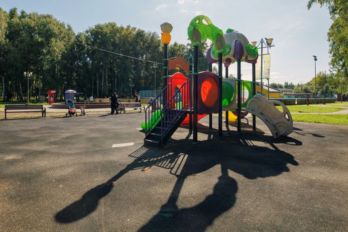 Детская площадка в парке им. А. Величко в микрорайоне Сходня округа Химки