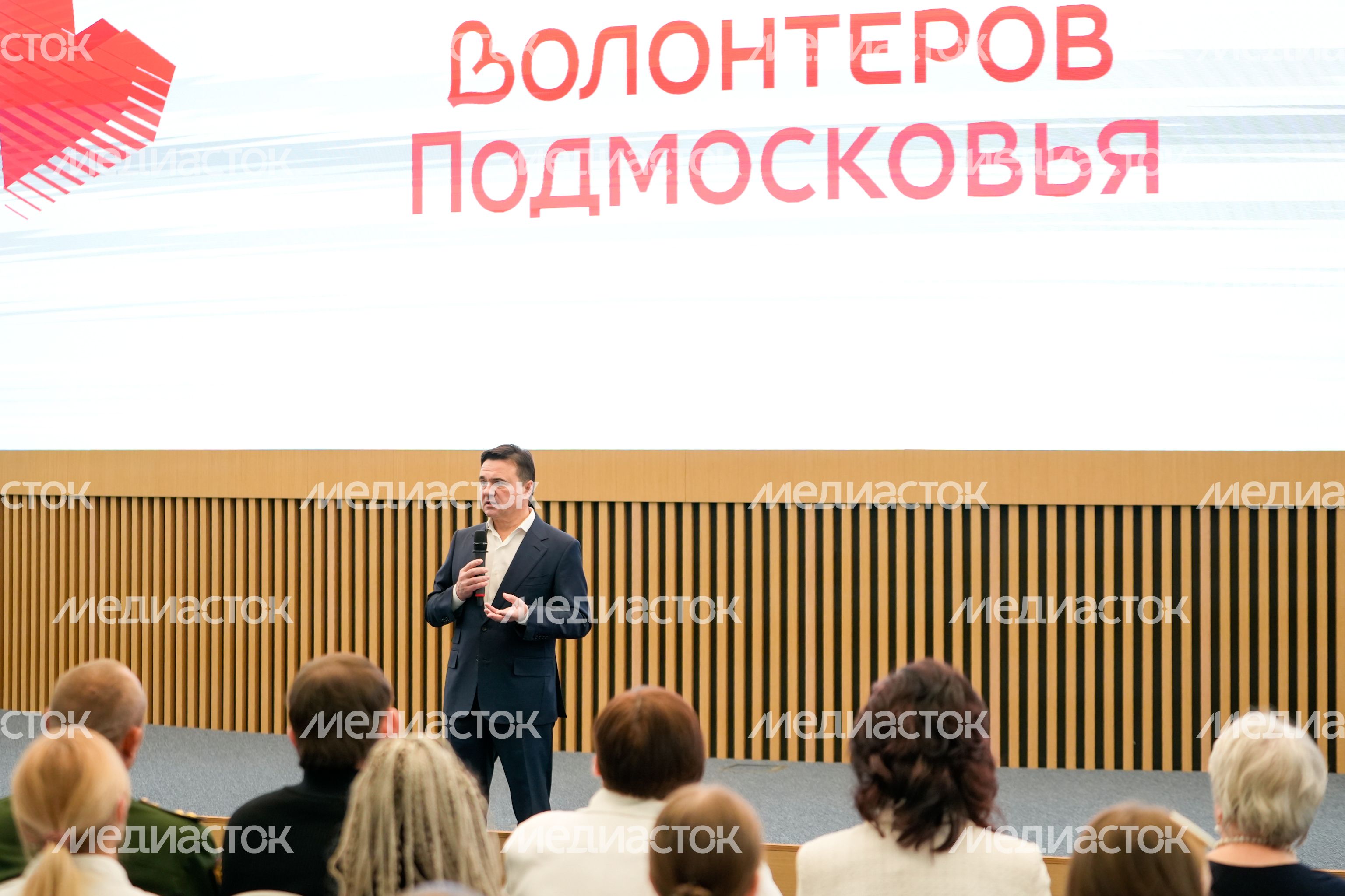 Андрей Воробьев поблагодарил волонтеров за добрые дела и вручил областные награды
