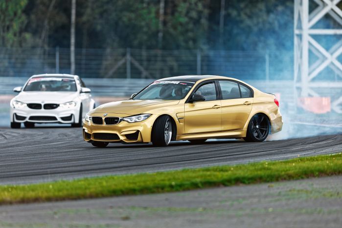 Дрифт-гонка автомобилей по автодрому Moscow Raceway на фестивале «Дрифт Экспо» в Волоколамске