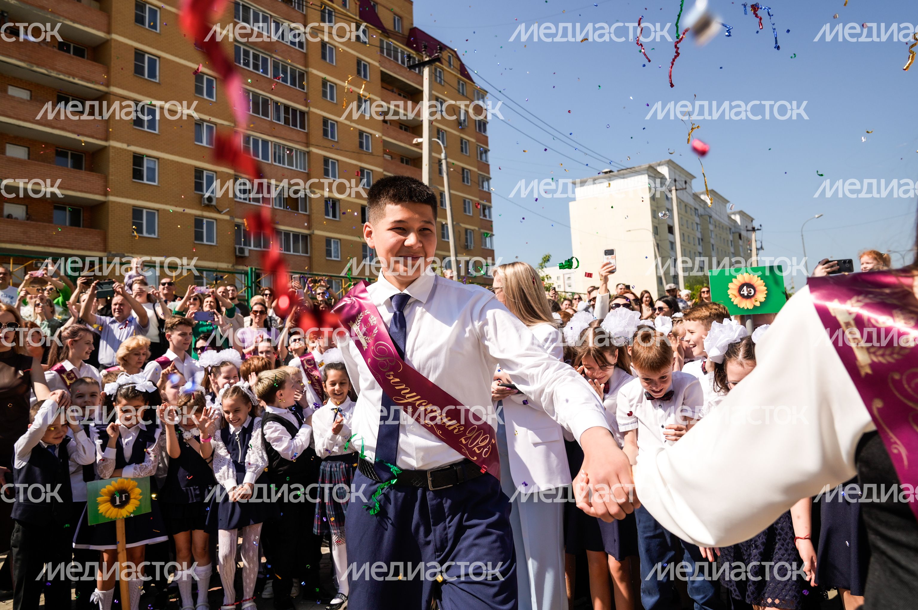 Последний звонок в Наро-Фоминской СОШ №4 имени генерал-майора В.В. Завадского Последний звонок в Наро-Фоминской СОШ №4 имени генерал-майора В.В. Завадского