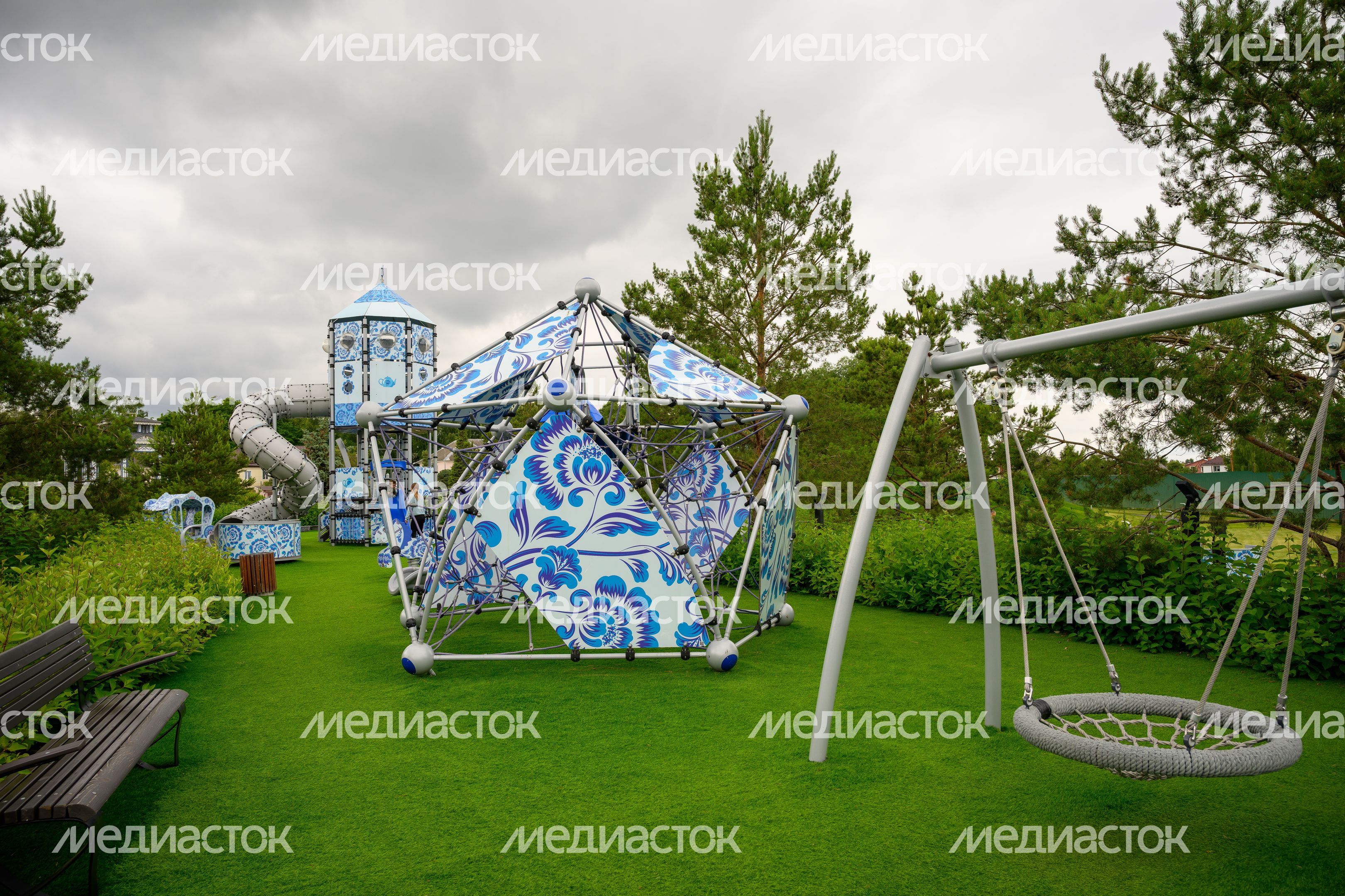 Детская площадка в стиле гжель в Гжельском парке культуры и отдыха (парк «Гжель») Раменского округа