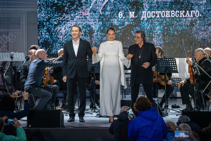 Евгений Миронов, Юлия Хлынина и Юрий Башмет в спектакле «Бедные люди» на фестивале искусств П.И. Чайковского